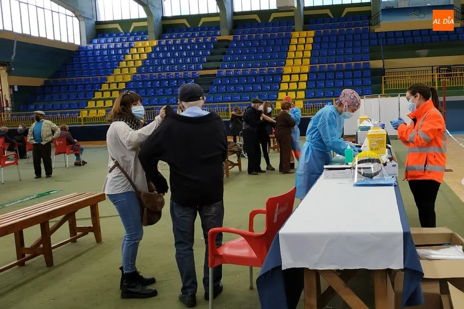 Foto 2 - Hoy ha sido el turno de vacunaci&oacute;n para mayores de 85 a&ntilde;os y Polic&iacute;a Local y Nacional
