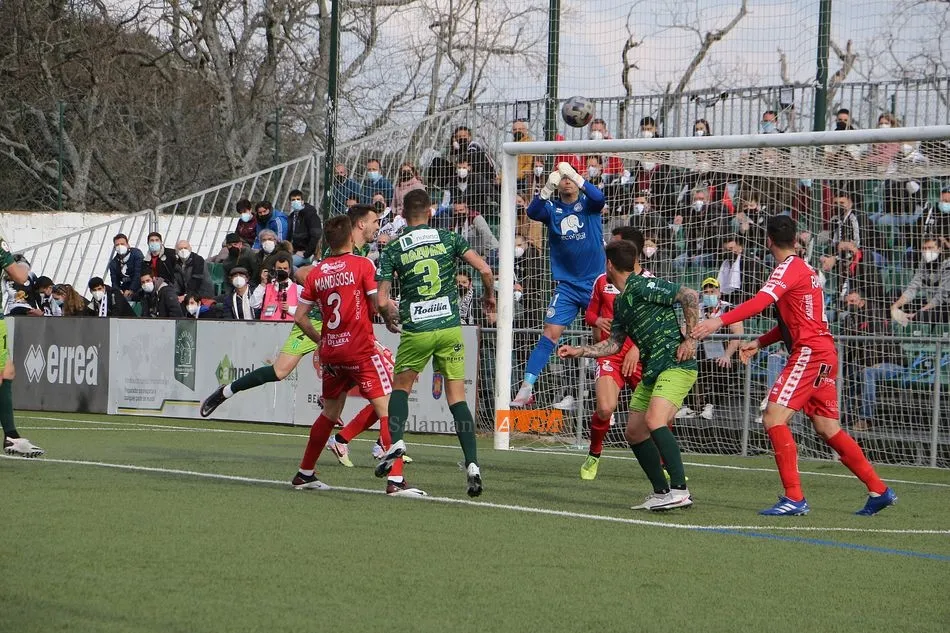 Miguel Serna despeja de puños un balón aéreo