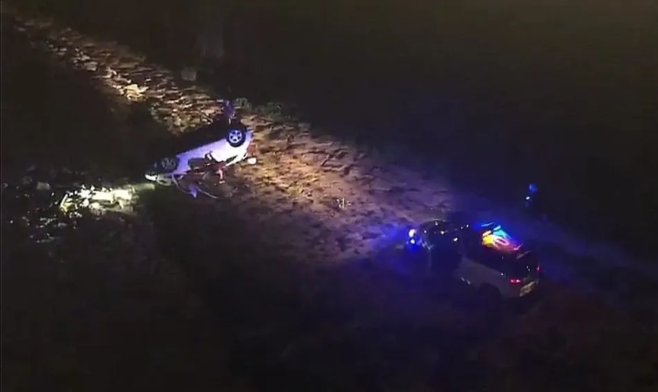 Foto 5 - Cae con su veh&iacute;culo a la orilla del r&iacute;o tras salirse de la v&iacute;a en la nueva rotonda del Hospital  