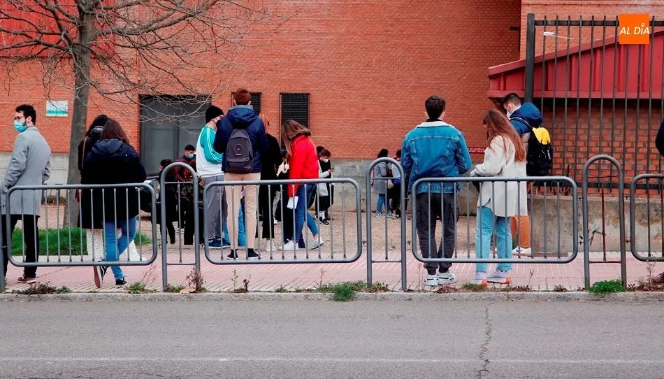 Foto 8 - Vacunaci&oacute;n masiva en el pabell&oacute;n Unamuno para inmunizar a 2.000 estudiantes de titulaciones...