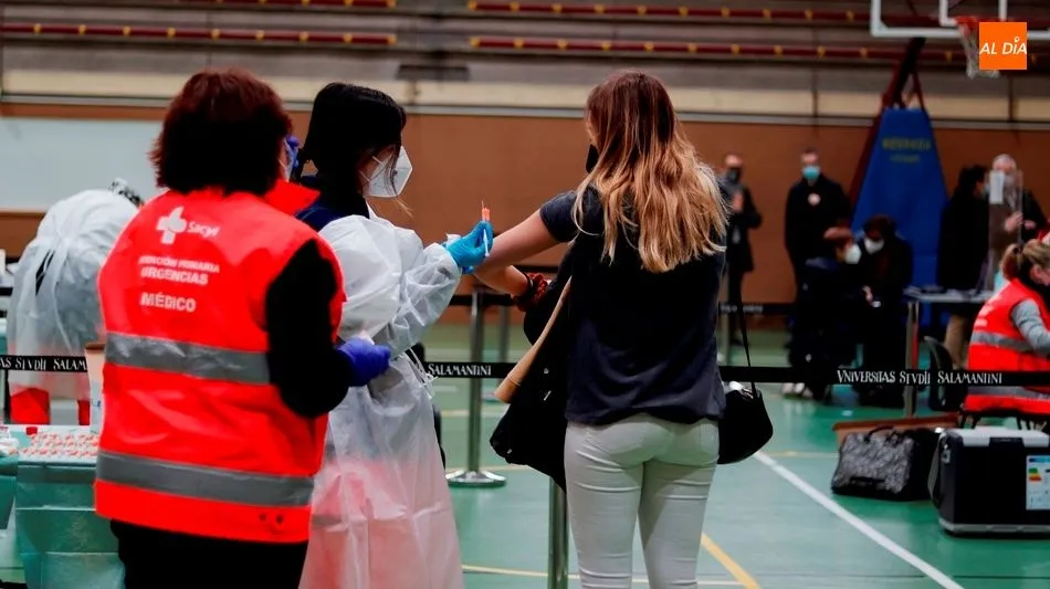 Foto 4 - Vacunaci&oacute;n masiva en el pabell&oacute;n Unamuno para inmunizar a 2.000 estudiantes de titulaciones...