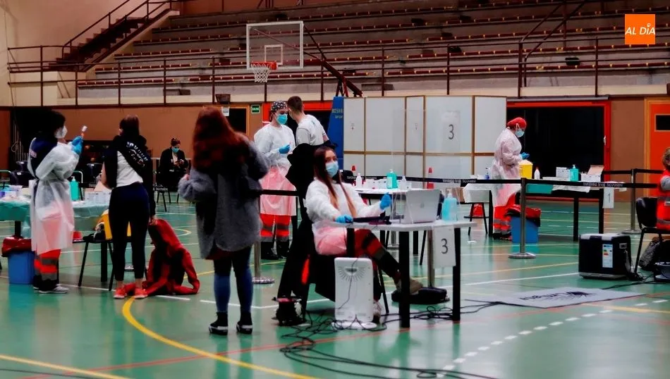 Foto 3 - Vacunaci&oacute;n masiva en el pabell&oacute;n Unamuno para inmunizar a 2.000 estudiantes de titulaciones...