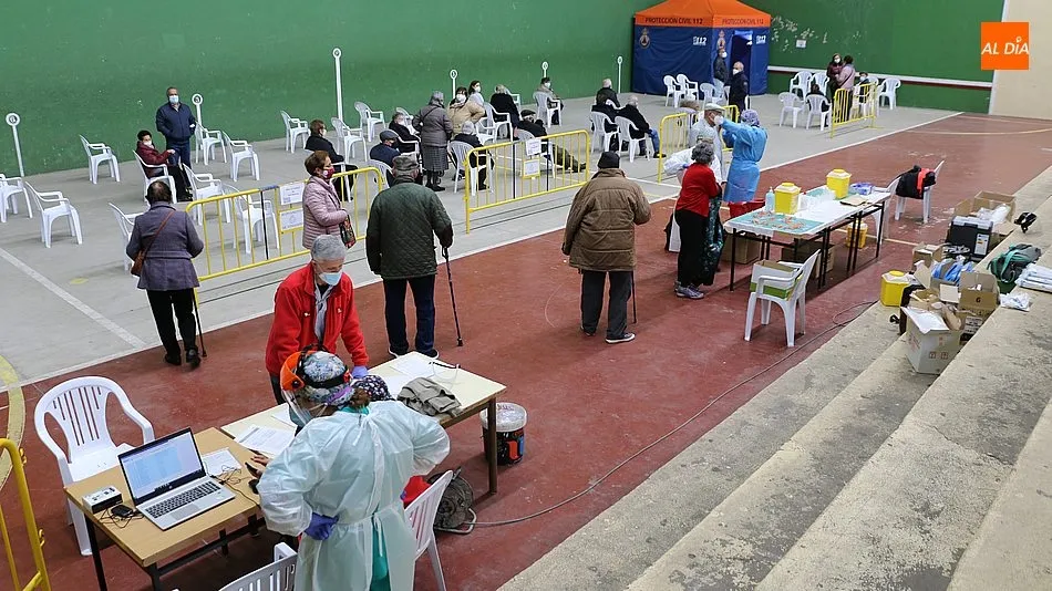 Segunda vacunación masiva en Vitigudino para mayores de 80 años / CORRAL