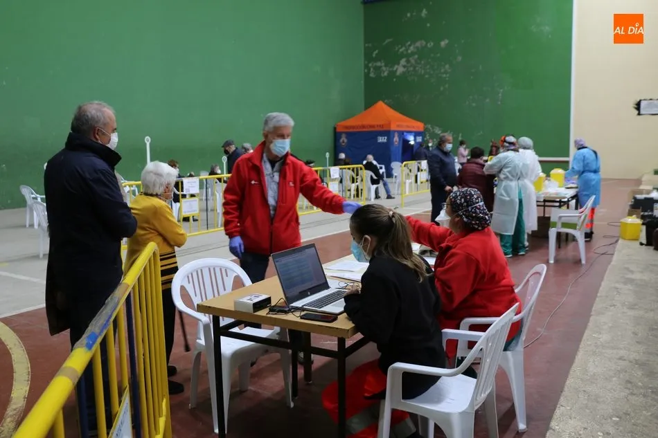 Foto 10 - Otros 150 mayores de la Zona B&aacute;sica de Salud reciben la vacuna anticovid en Vitigudino  