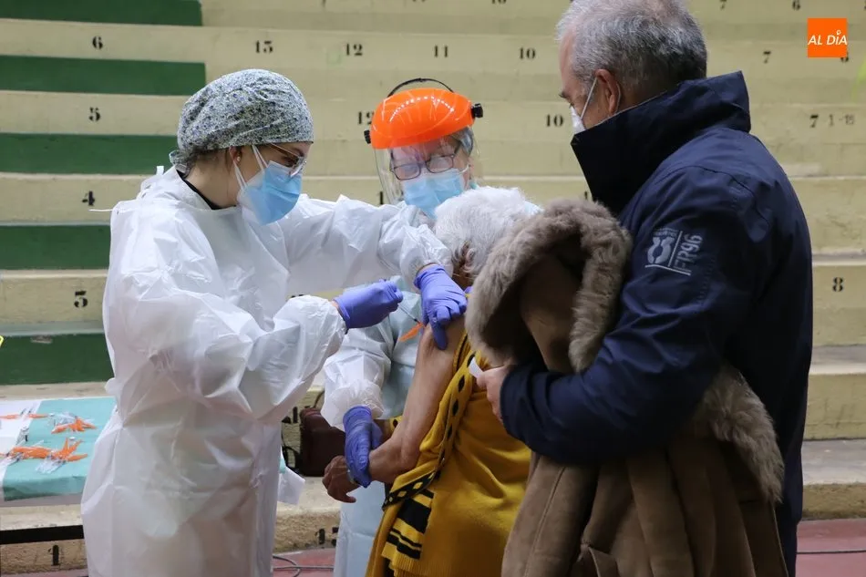 Foto 9 - Otros 150 mayores de la Zona B&aacute;sica de Salud reciben la vacuna anticovid en Vitigudino  