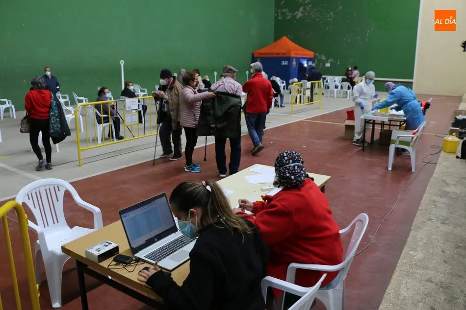 Foto 8 - Otros 150 mayores de la Zona B&aacute;sica de Salud reciben la vacuna anticovid en Vitigudino  