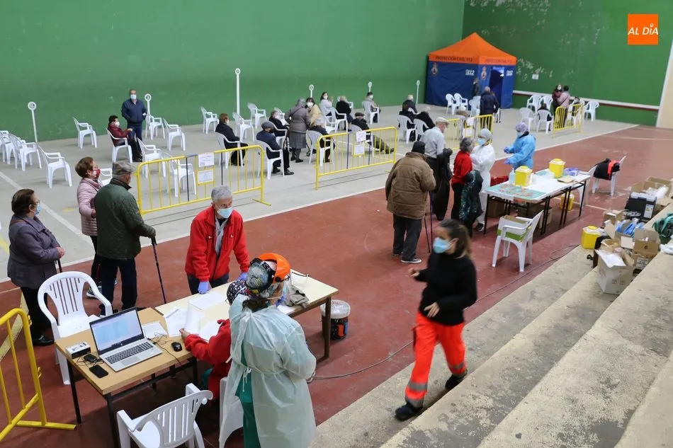 Foto 7 - Otros 150 mayores de la Zona B&aacute;sica de Salud reciben la vacuna anticovid en Vitigudino  