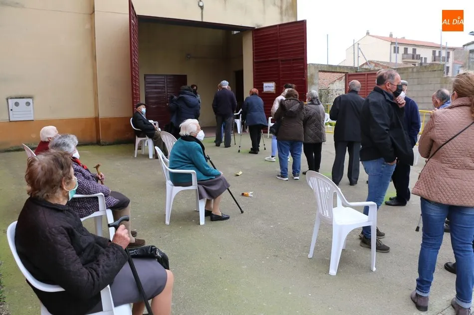 Foto 4 - Otros 150 mayores de la Zona B&aacute;sica de Salud reciben la vacuna anticovid en Vitigudino  