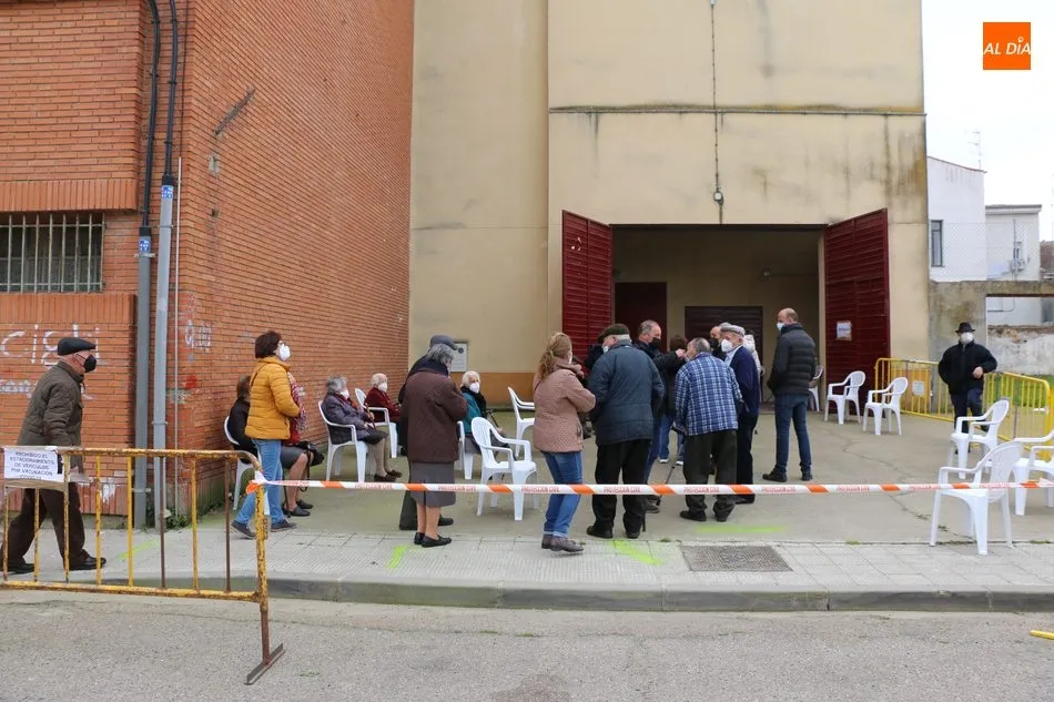 Foto 3 - Otros 150 mayores de la Zona B&aacute;sica de Salud reciben la vacuna anticovid en Vitigudino  