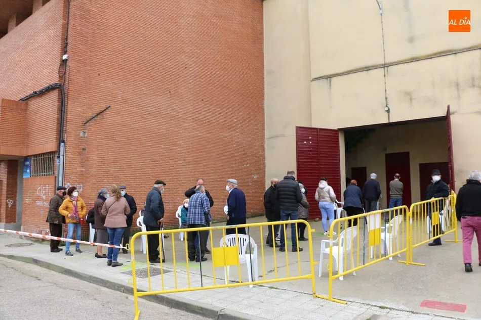 Foto 2 - Otros 150 mayores de la Zona B&aacute;sica de Salud reciben la vacuna anticovid en Vitigudino  