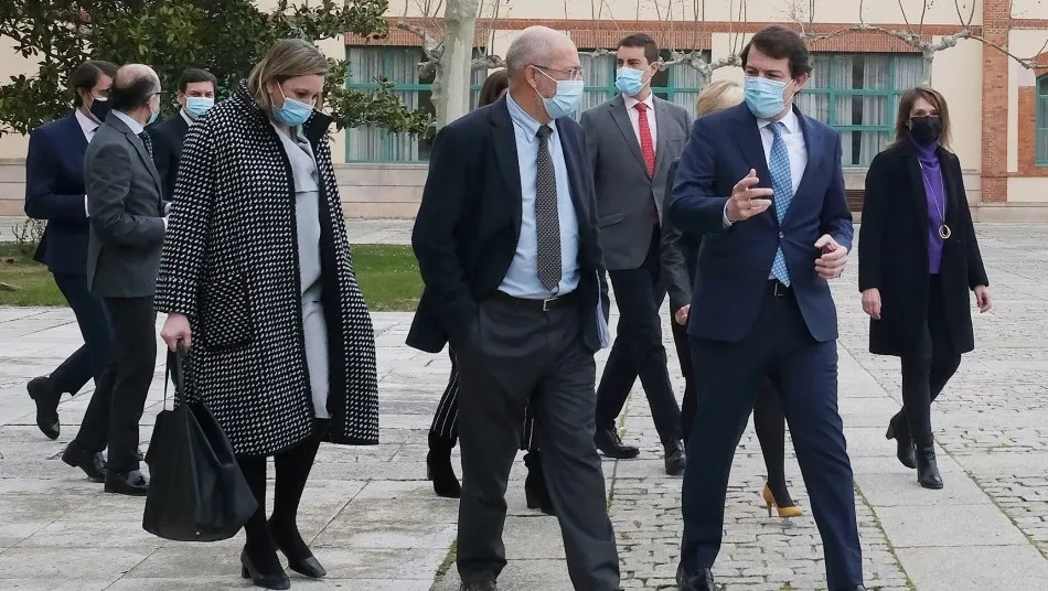 El presidente de la Junta de Castilla y León, Alfonso Fernández Mañueco, junto al portavoz de la Junta, Francisco Igea, antes de esta rueda de prensa. Foto JCYL