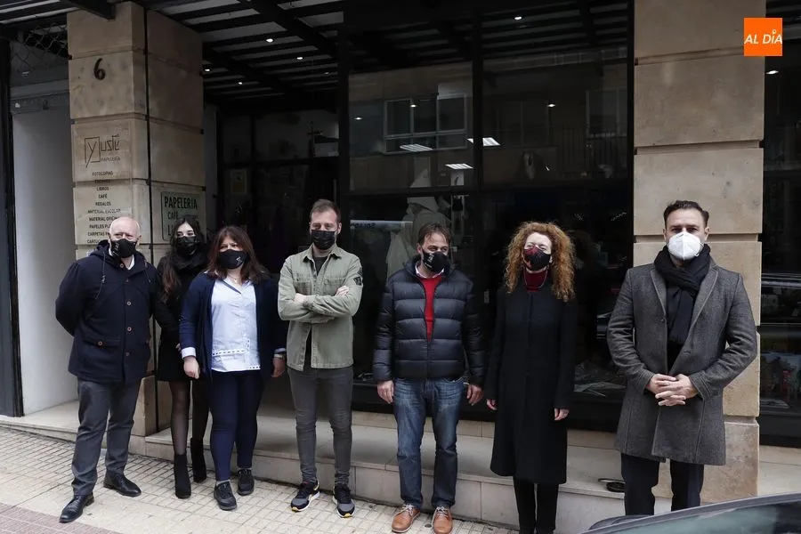 La primera teniente de alcalde, Ana Suárez, el concejal de Turismo, Fernando Castaño, y el concejal de Comercio, Juan José Sánchez, inauguran la ‘Semana Santa en Wences Moreno’. Foto de Guillermo García