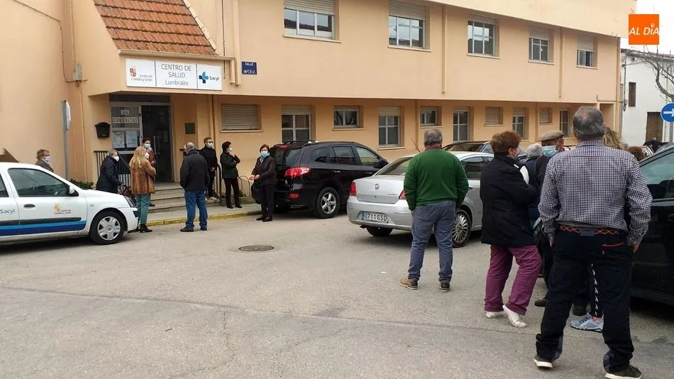Personas mayores, acompañados de familiares, esperaron su turno en la puerta del centro de salud / E. Corredera