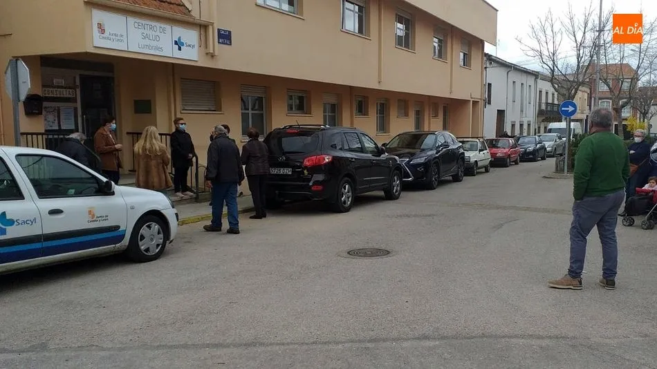 Foto 5 - Vecinos del Abadengo reciben la vacuna anticovid en el centro de salud de Lumbrales