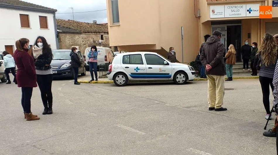 Foto 4 - Vecinos del Abadengo reciben la vacuna anticovid en el centro de salud de Lumbrales