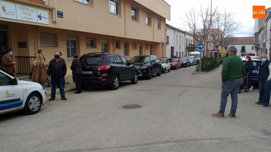 Foto 3 - Vecinos del Abadengo reciben la vacuna anticovid en el centro de salud de Lumbrales