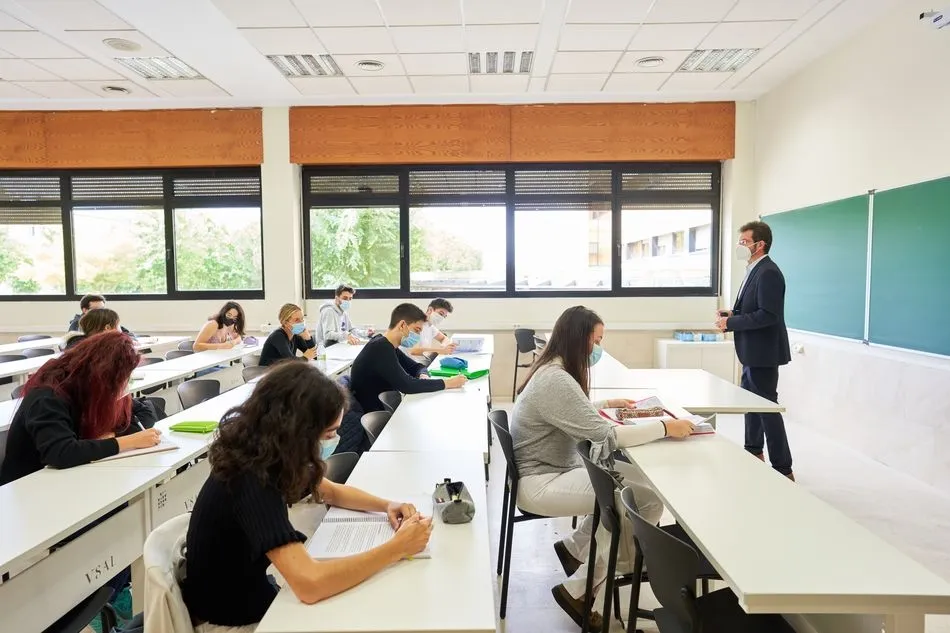 El rector apoya la petición para incluir al personal de la USAL en la agenda de vacunación 