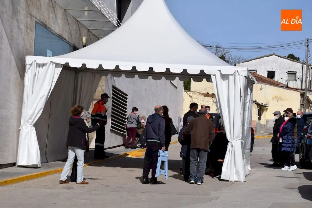 Foto 4 - Cerca de doscientas personas mayores de noventa a&ntilde;os son vacunadas contra el coronavirus en Alba...
