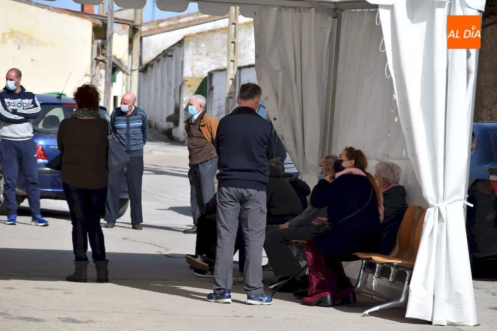 Foto 2 - Cerca de doscientas personas mayores de noventa a&ntilde;os son vacunadas contra el coronavirus en Alba...