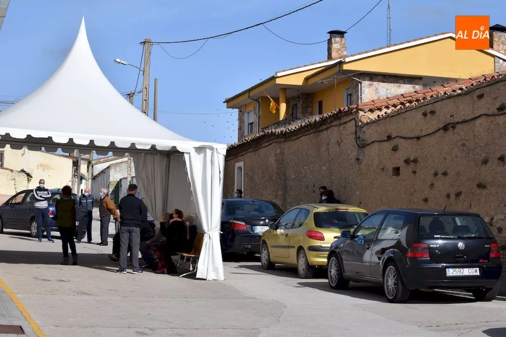 Personas aguardan a ser vacunados junto al centro médico de Alba de Tormes / Pedro Zaballos