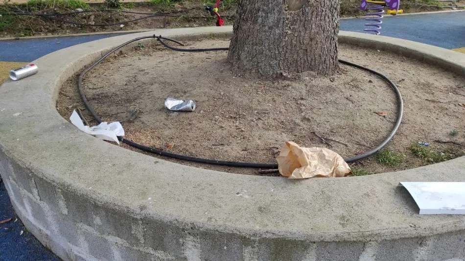 Malestar por la suciedad de la zona infantil del Parque de La Florida  