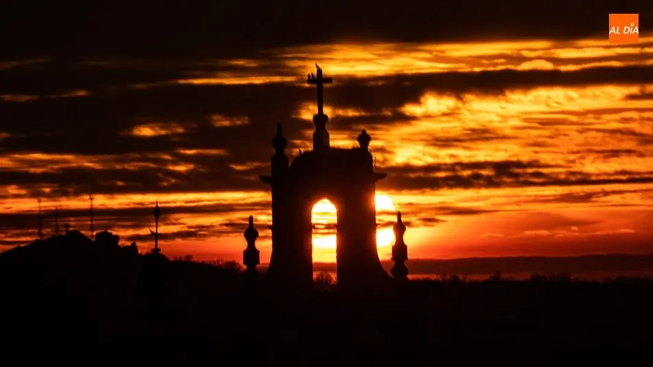 Atardecer sobre la iglesia de Cabeza del Caballo  