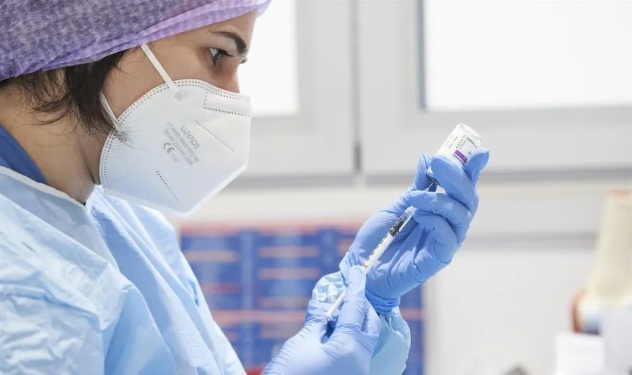 Enfermera preparando una vacuna. Foto EP - ERRE DE HIERRO