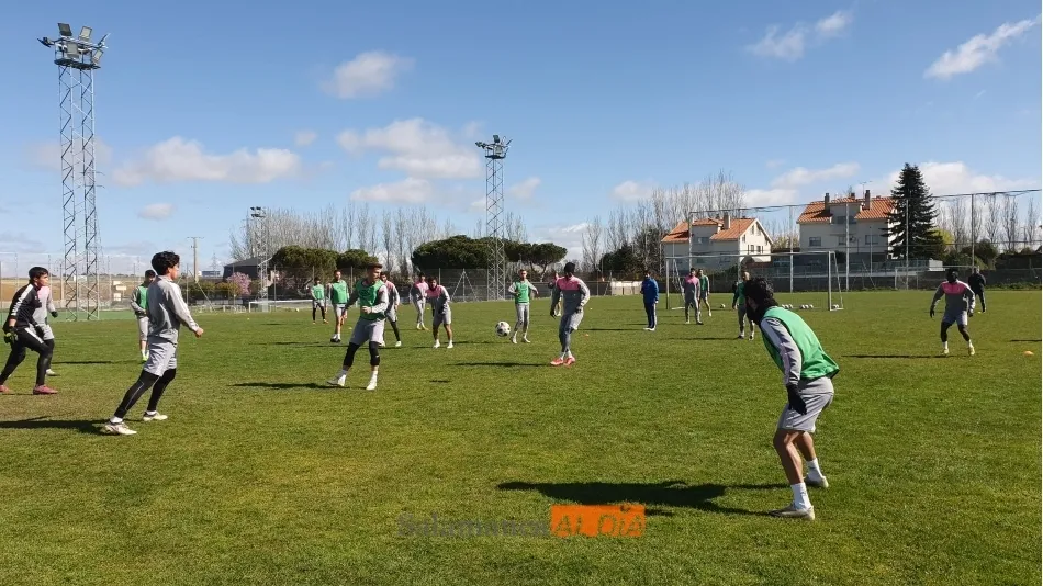 Foto 3 - Jorge Mora se luce en el pen&uacute;ltimo entrenamiento del Salamanca UDS antes del derbi con una...
