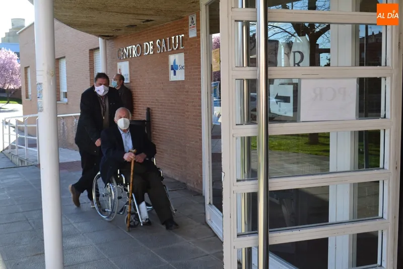 Foto 7 - Sanidad vacuna a un centenar de personas en el Centro de Salud, cantidad muy por debajo de la...