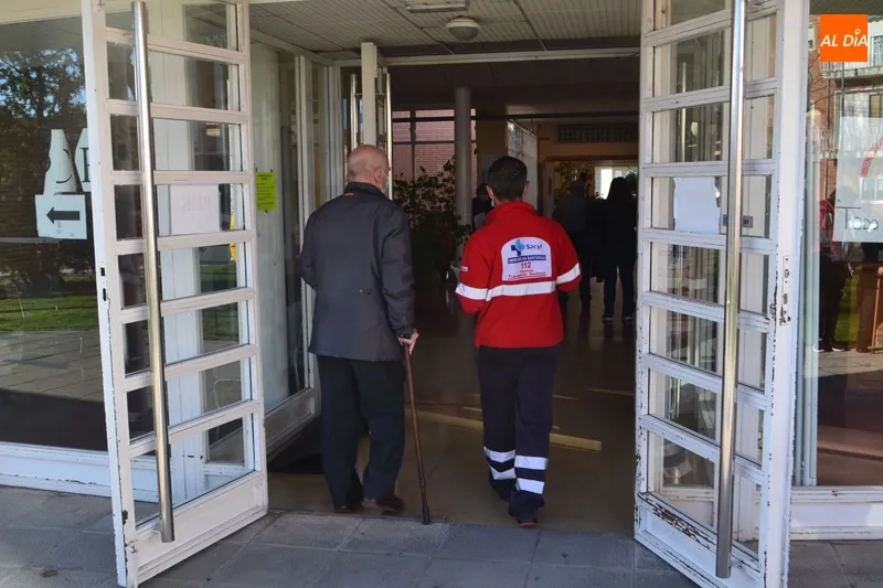 Foto 6 - Sanidad vacuna a un centenar de personas en el Centro de Salud, cantidad muy por debajo de la...