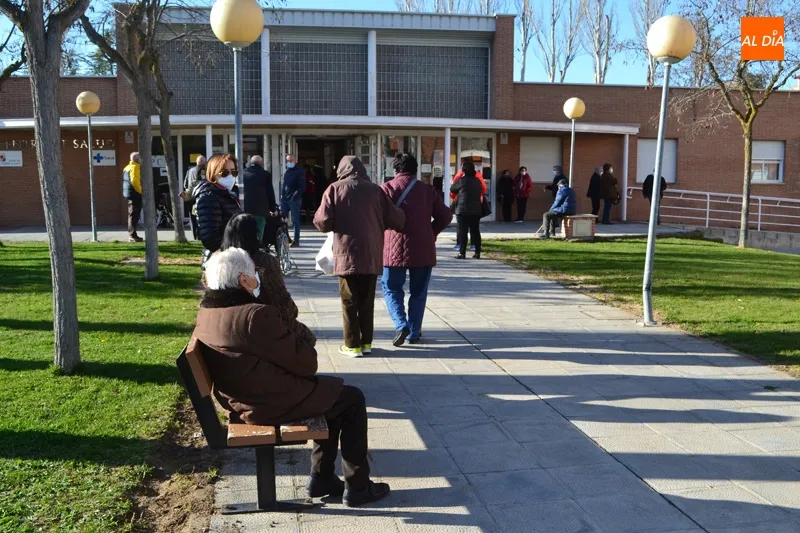 Foto 5 - Sanidad vacuna a un centenar de personas en el Centro de Salud, cantidad muy por debajo de la...