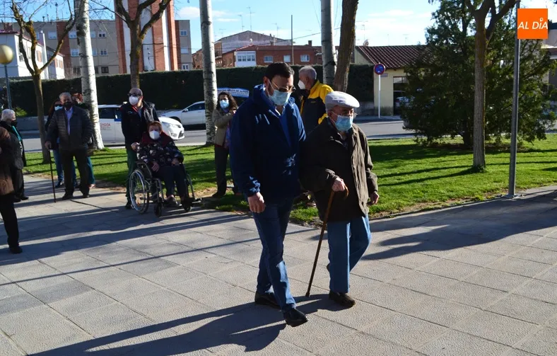 Foto 4 - Sanidad vacuna a un centenar de personas en el Centro de Salud, cantidad muy por debajo de la...