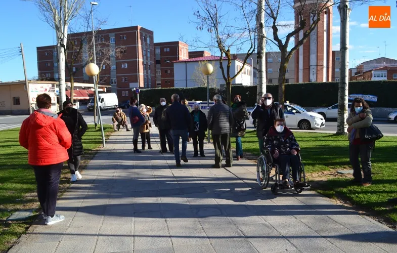 Foto 2 - Sanidad vacuna a un centenar de personas en el Centro de Salud, cantidad muy por debajo de la...