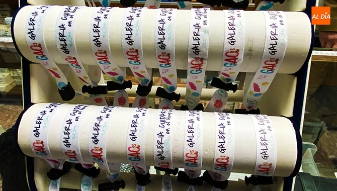 Las pulseras solidarias de Pyfano en apoyo a la oncología infantil ya pueden adquirirse en Mercería El Cielo y el Kiosco de Ana