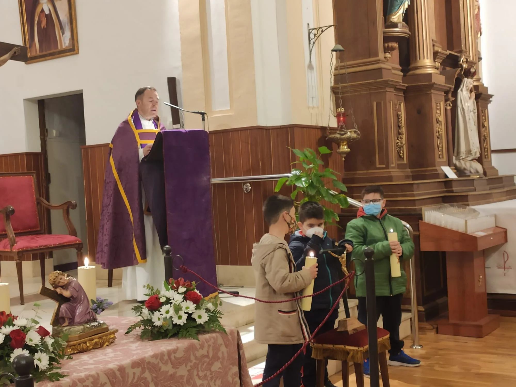 Foto 5 - Los m&aacute;s peque&ntilde;os de Alba de Tormes celebran un viacrucis especial