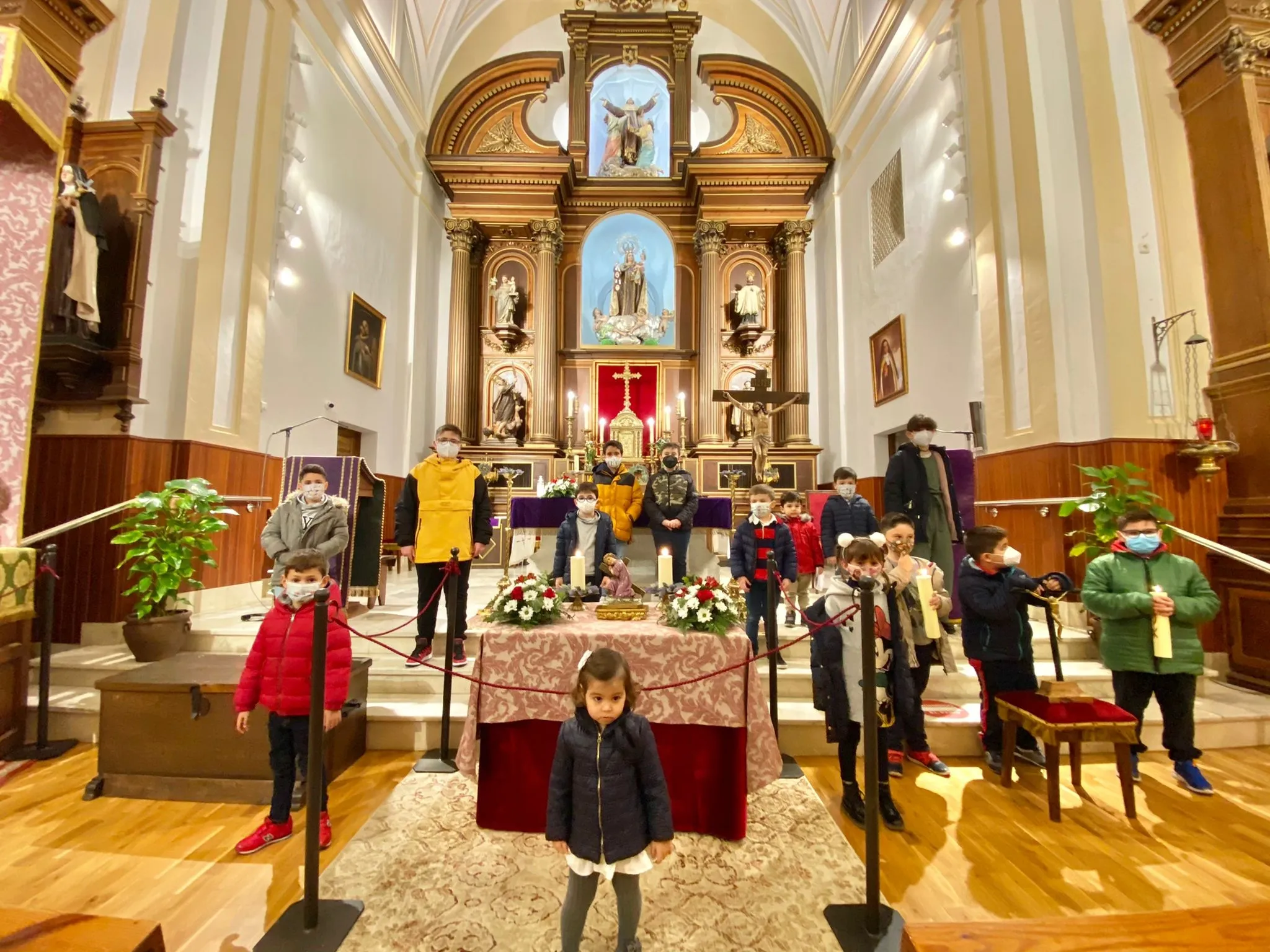 Niños y niñas durante la celebración del viacrucis