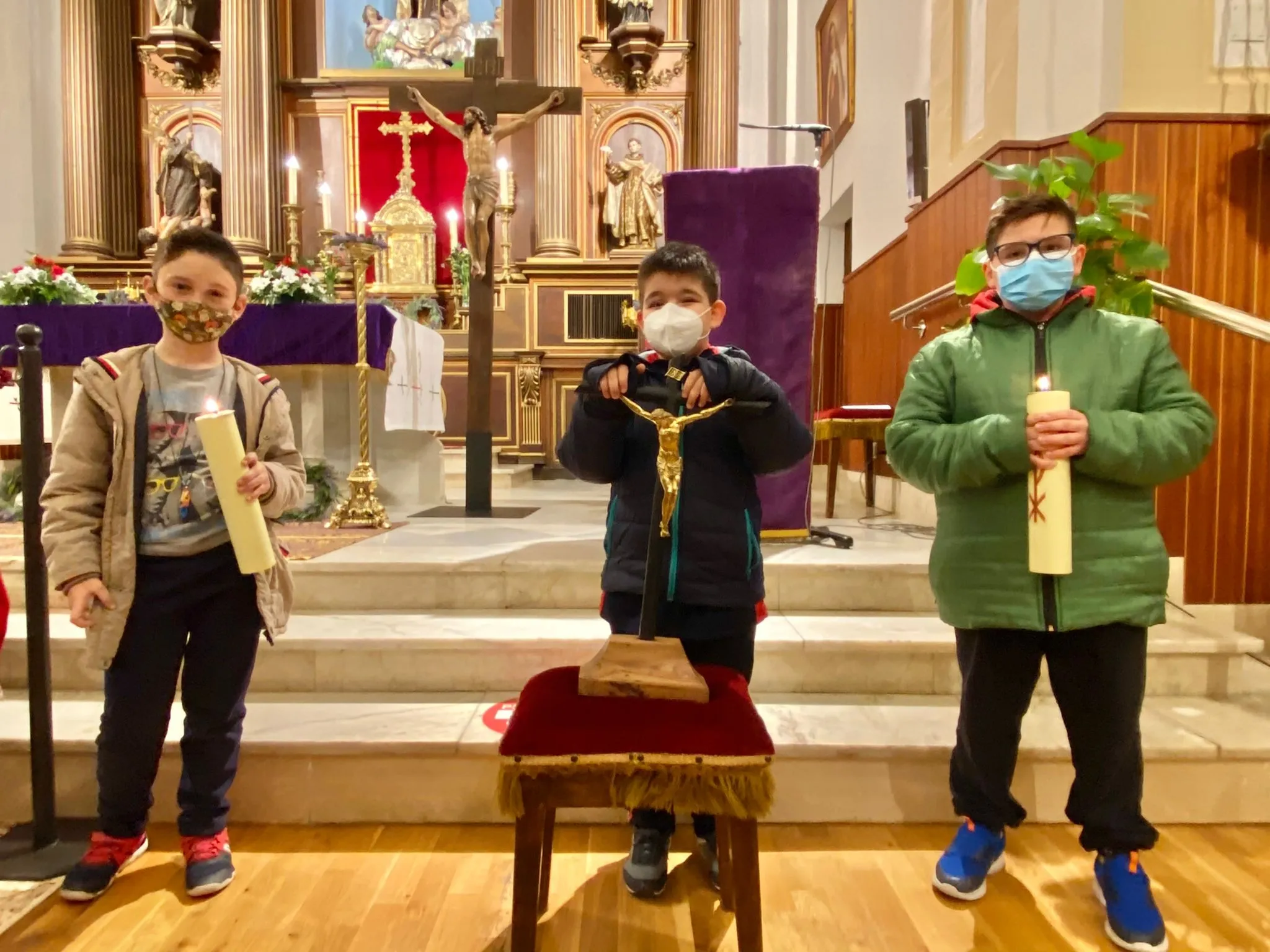 Foto 3 - Los m&aacute;s peque&ntilde;os de Alba de Tormes celebran un viacrucis especial