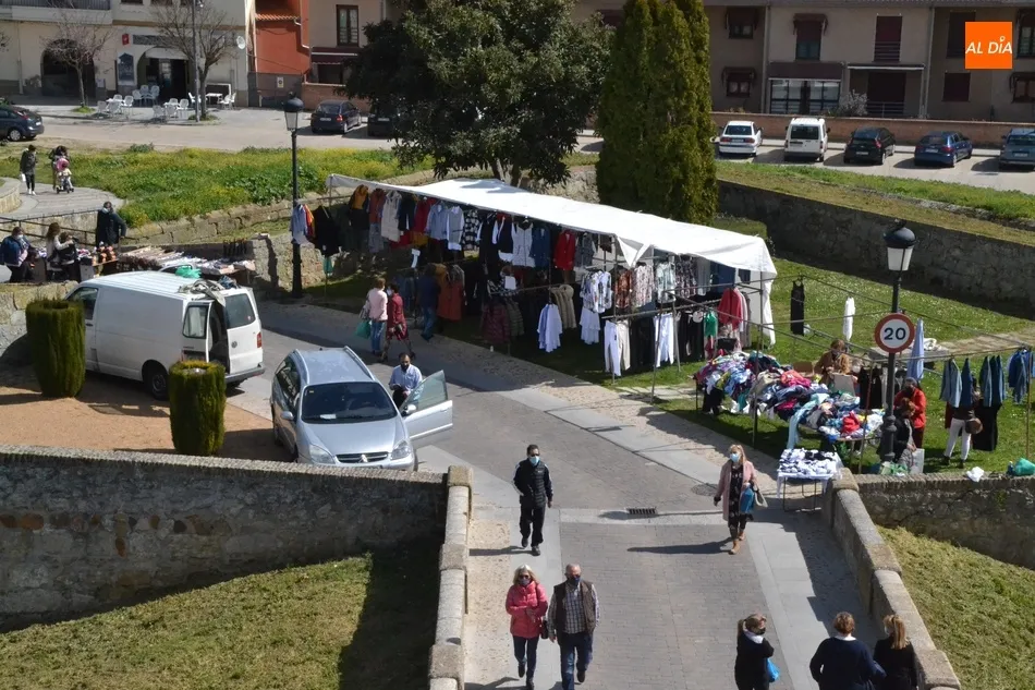 Foto 11 - El mercadillo sabatino recupera parte de la normalidad perdida con 57 puestos instalados  