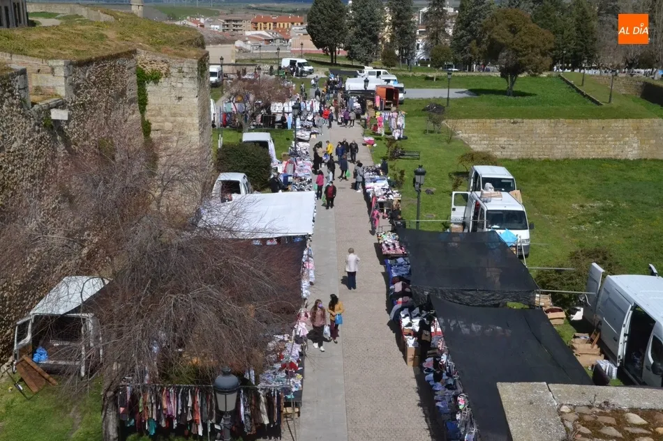 Foto 9 - El mercadillo sabatino recupera parte de la normalidad perdida con 57 puestos instalados  