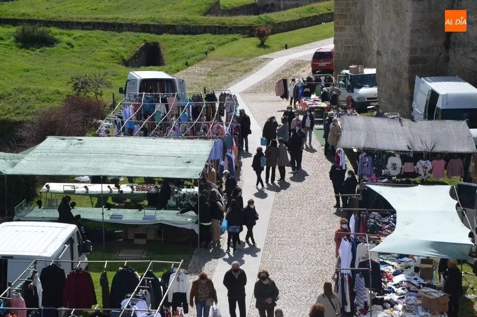 Foto 3 - El mercadillo sabatino recupera parte de la normalidad perdida con 57 puestos instalados  