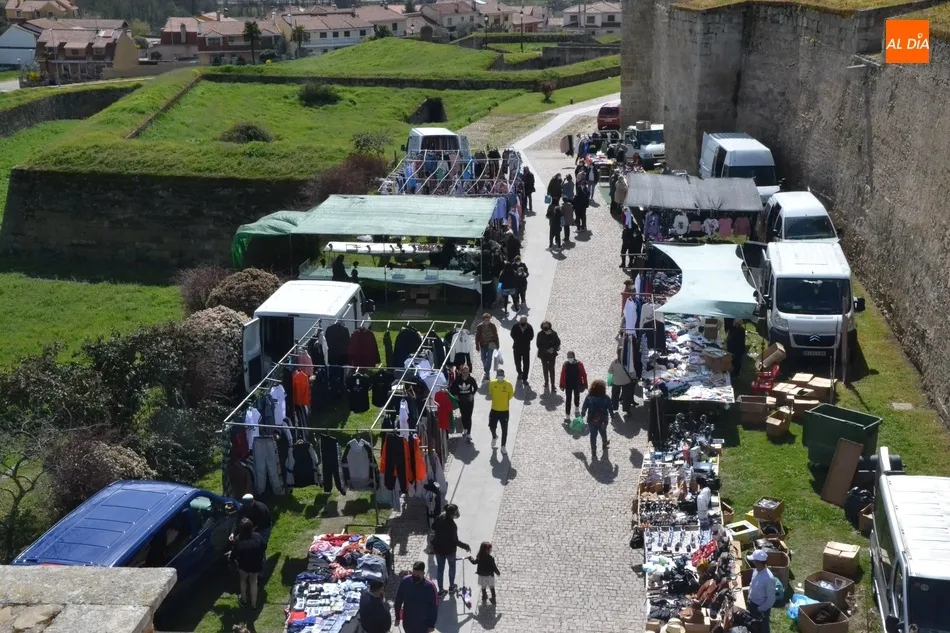 Foto 5 - El mercadillo sabatino recupera parte de la normalidad perdida con 57 puestos instalados  