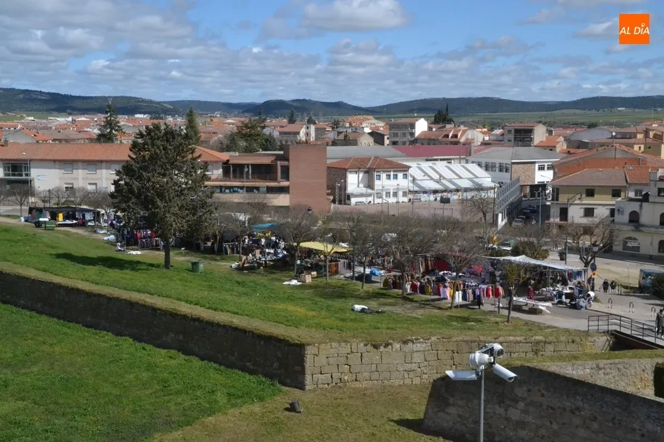 Foto 7 - El mercadillo sabatino recupera parte de la normalidad perdida con 57 puestos instalados  