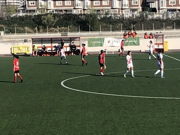 Foto 2 - El Salamanca UDS Femenino da la talla y gana al filial del Rayo Vallecano a domicilio (2-3)