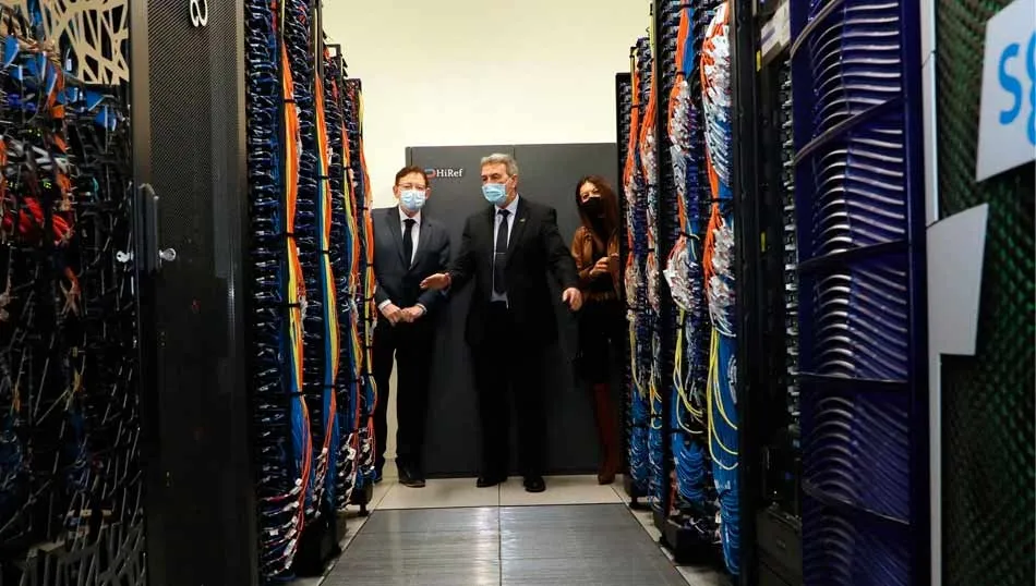 El president Ximo Puig, junto con la consellera de Innovación, Universidades, Ciencia y Sociedad Digital, Carolina Pascual, y la rectora de la Universitat de València, M.ª Vicenta Mestre, con el equipo investigador del proyecto - GVA