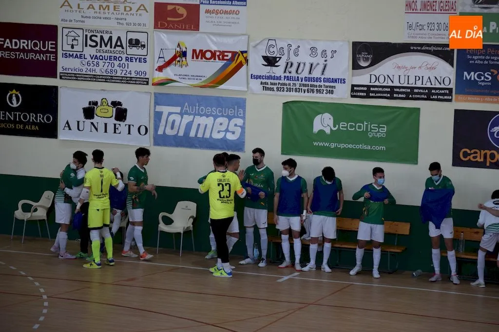 Foto 3 - El Piensos Dur&aacute;n Albense golea al Boal FS en la vuelta de su afici&oacute;n (6-1)