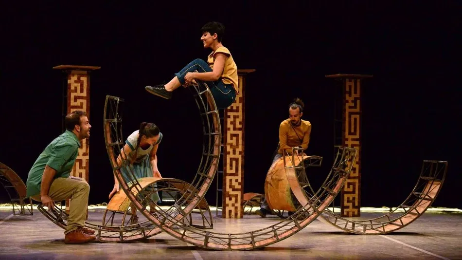 La compañía Vaivén Circo presenta mañana en el Liceo el espectáculo Esencial, dirigido a ...