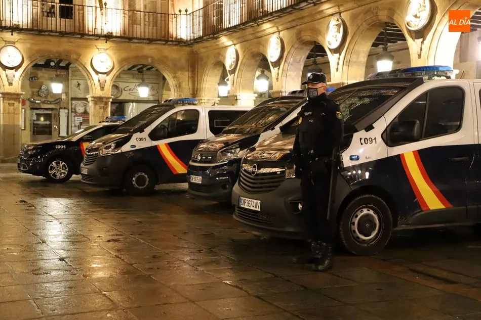 Agentes de la Policía Nacional en la Plaza Mayor de Salamanca - Archivo