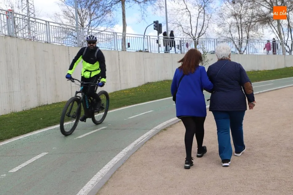 Foto 8 - Las ganas de primavera llenan las orillas del Tormes de vecinos disfrutando del paseo dominical