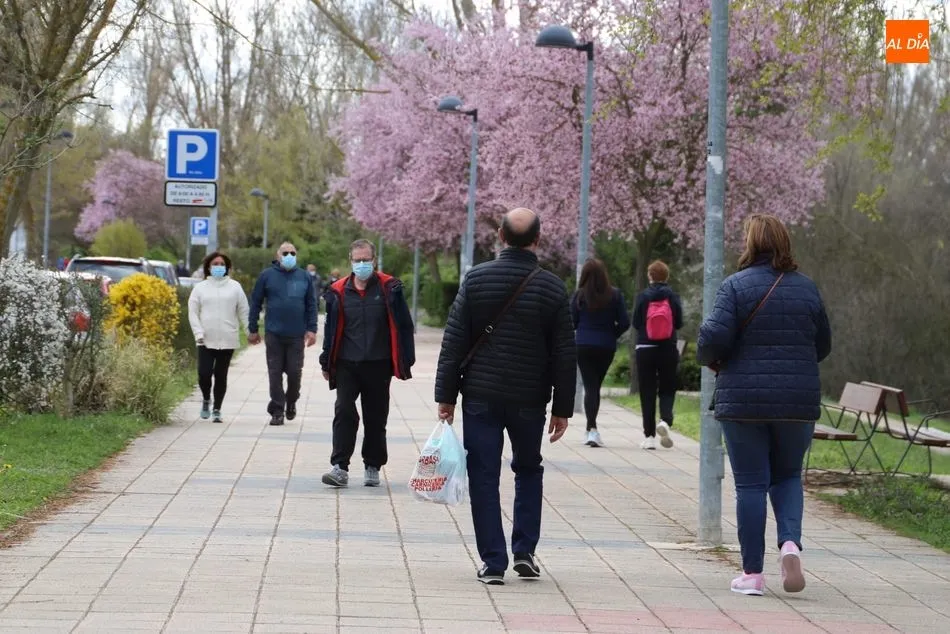 Foto 7 - Las ganas de primavera llenan las orillas del Tormes de vecinos disfrutando del paseo dominical