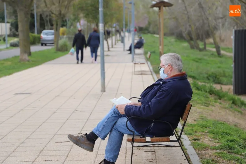 Foto 5 - Las ganas de primavera llenan las orillas del Tormes de vecinos disfrutando del paseo dominical